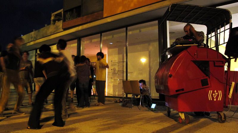 MEDIA TANKER con Dj Latimer Y NeoKinok.tv. TALLER: Estrategias de creación y arquitecturas colectivas. Straddle3 - David Juárez Latimer-Knowles con la colaboración de Santiago Cirugeda - Diego Peris de Todo por la praxis, NeoKinok.tv, La Torratxa, Centro Cultural Autogestionado. 